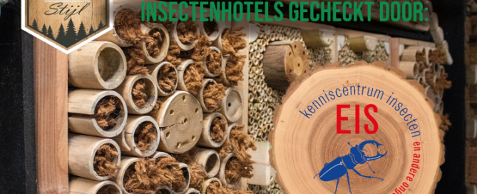 Foto van insectenhotel met logo Boomstijl en Kenniscentruminsecten