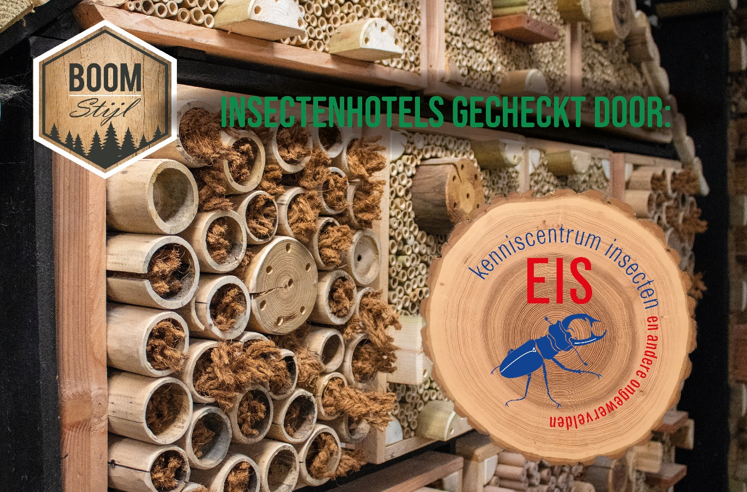 Foto van insectenhotel met logo Boomstijl en Kenniscentruminsecten