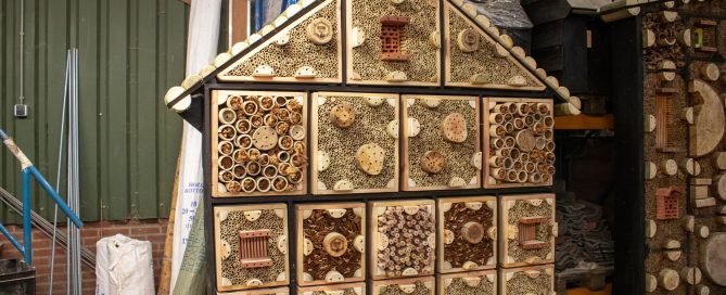 Foto van insectenhotel met cassettes