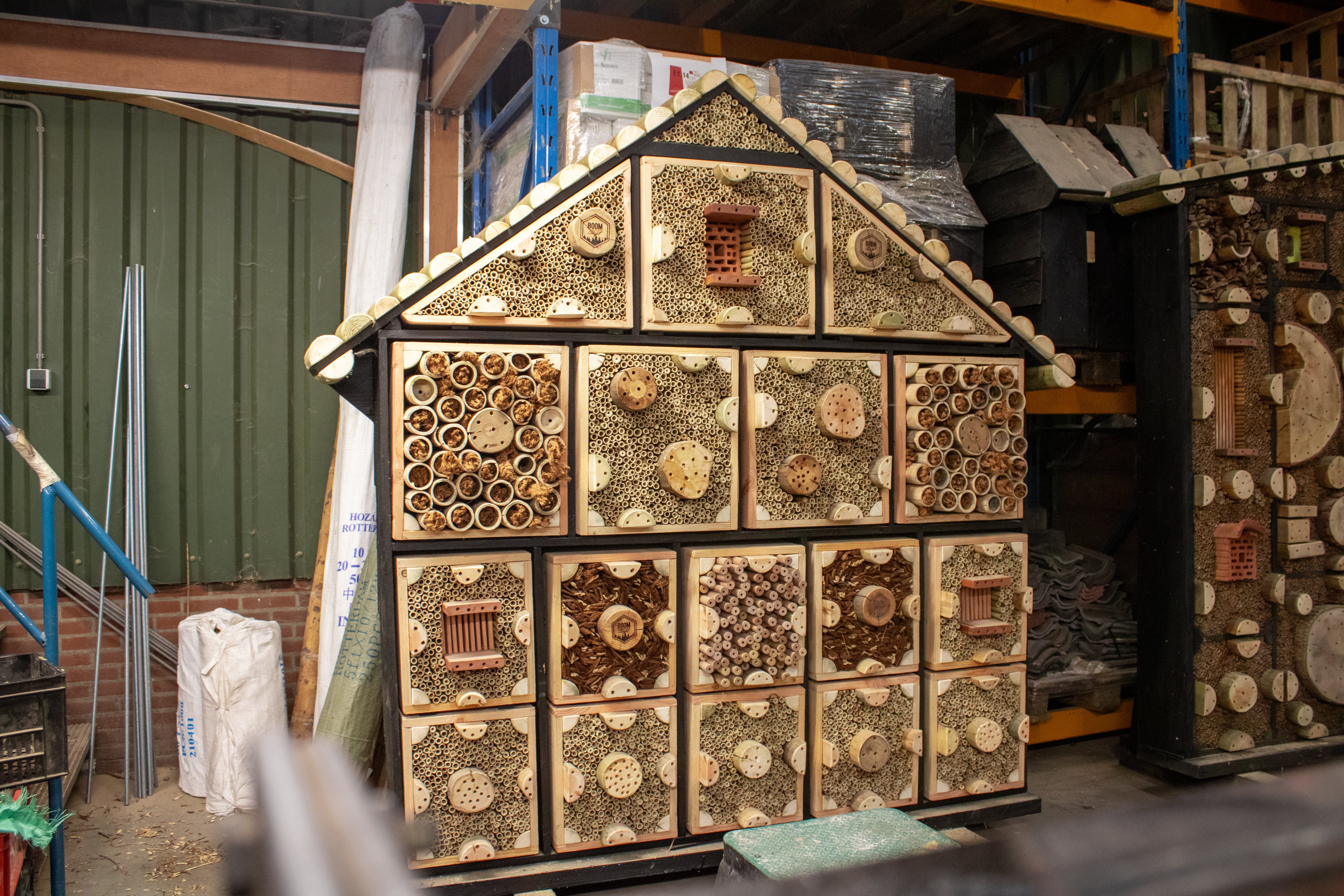 Foto van insectenhotel met cassettes